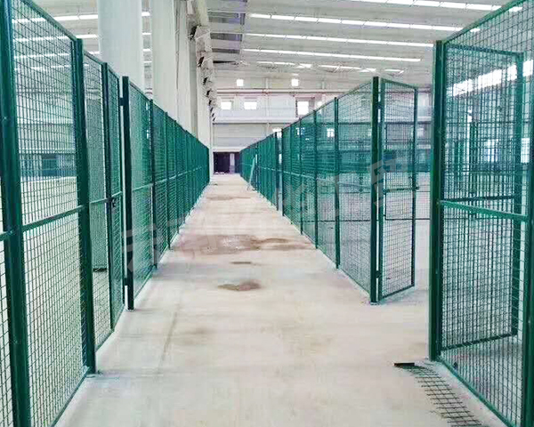 小編將教你如何在排球場上裝置球場圍欄網